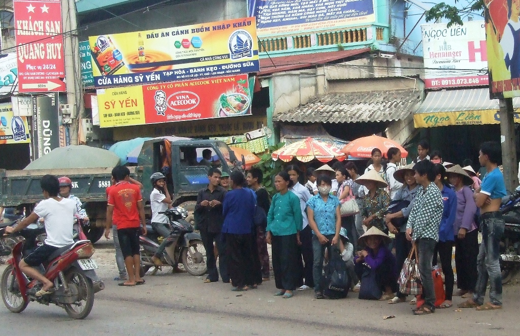Từ sáng sớm, “Chợ người” ở ngã tư Trung tâm thị trấn Chũ đã đông nghẹt người