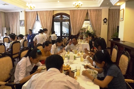 Nhiều sĩ tử và người nhà được vào dùng bữa ăn trưa miễn phí tại khách sạn Morin Huế