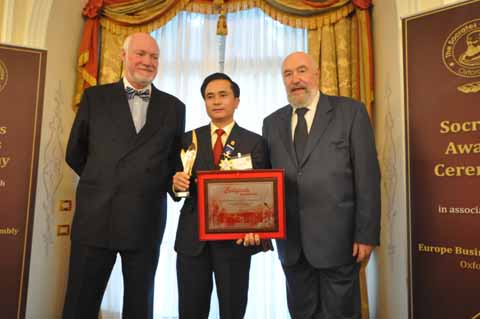 Ông Lê Ngọc Hoa - Tổng giám đốc CIENCO 4 nhận giải thưởng Doanh nghiệp xuất sắc và Nhà lãnh đạo xuất sắc của năm.
