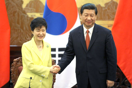 Tổng thống Hàn Quốc Park Geun-hye (trái) và Chủ tịch Trung Quốc Tập Cận Bình