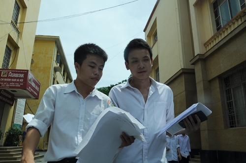 Hai em Nguyễn Tuấn Tú (18 tuổi) và Trần Văn Mạnh (18 tuổi) cùng trao đổi