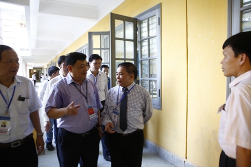Đoàn kiểm tra của Thứ trưởng Bộ Giáo dục và Đào tạo Bùi Văn Ga, Trưởng Ban Chỉ đạo tuyển sinh 2014 đến kiểm tra tại trường Kinh tế quốc dân và Học viện Ngân hàng (Hà Nội).