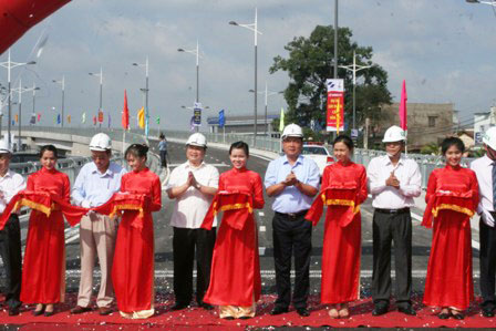 Phó thủ tướng Hoàng Trung Hải cùng các đại biểu cắt băng thông xe cầu Hóa An