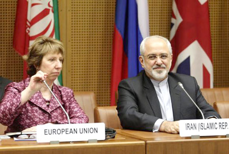 Ngoại trưởng Iran Mohammad Javad Zarif (bên phải) và Đại diện cấp cao Liên minh châu Âu về các chính sách ngoại giao Catherine Ashton (trái) trong phiên họp ngày 3/7