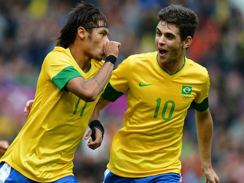 Neymar và Oscar vẫn sát cánh trên hàng công Brasil