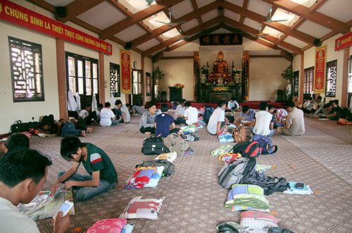 Giảng đường học Phật pháp rộng hơn 300m2, đã được nhà chùa dùng làm chỗ ăn, chỗ ngủ cho khoảng 100 người 