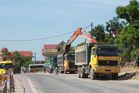 Đoàn xe HOWO cơi thùng được nhà thầu Hùng Thắng đưa vào công trường