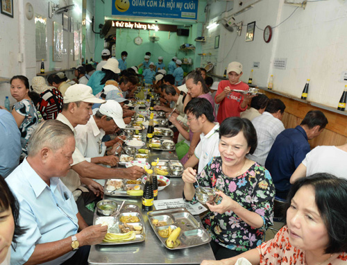 Bà Mai Thị Hạnh (thứ 2, hàng bên phải) ăn cơm 2.000 với người nghèo