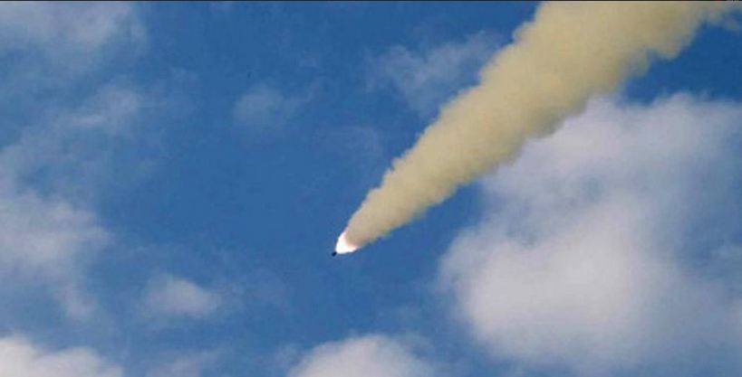 Hình ảnh tên lửa dẫn đường được phóng từ một khu vực chưa được xác định của Triều Tiên