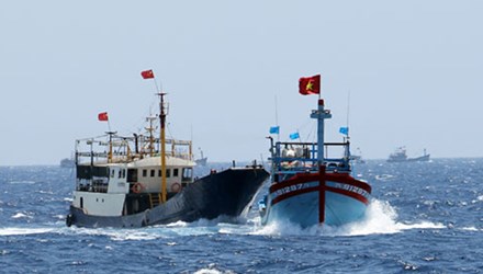 Tàu Trung Quốc tấn công tàu cá Việt Nam (Ảnh minh hoạ)
