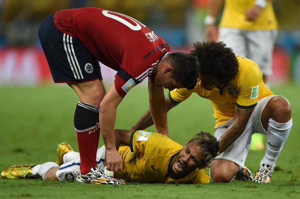 Neymar đau đớn với chấn thương gặp phải trong trận đấu với Colombia