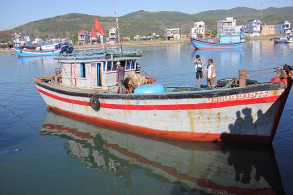 Chiếc tàu cá thoát nạn trở về cập cảng Sa Huỳnh