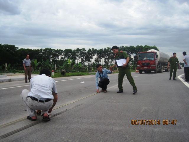Lực lượng Công an tỉnh Thanh Hóa đang tiến hành đo đạc vết bánh xe tại Trạm kiểm tra tải trọng lưu động
