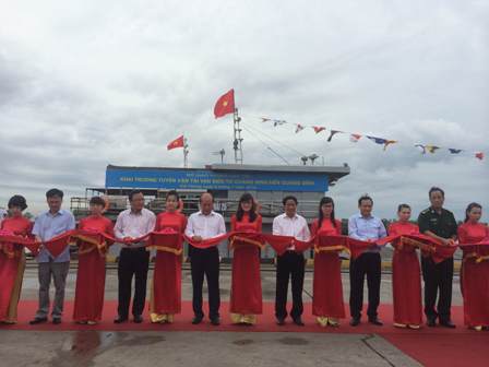 Thứ trưởng Bộ GTVT Nguyễn Văn Công, Cục trưởng Cục Hàng hải VN Nguyễn Nhật cắt băng công bố tuyến vậnt từ Quảng Ninh đến Quảng Bình