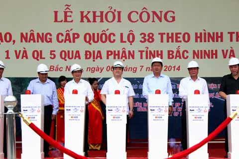 Các đại biểu bấm nút khởi công dự án.