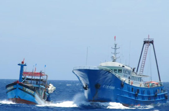 Tàu cá vỏ sắt của Trung Quốc hung hăng ngăn chặn một tàu cá vỏ gỗ của Việt Nam ở gần khu vực giàn khoan 