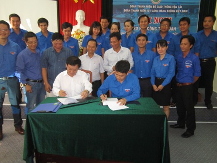 Ban Thường vụ ĐTN và Ban Tổ chức cán bộ - Lao động tiền lương, Ban Thường vụ ĐTN và Hội đồng khoa học Tổng công ty CHK Việt Nam đã ký kết kế hoạch phối hợp và phát động thực hiện các phong trào “Giỏi một việc – Biết nhiều việc” và phong trào “Sáng tạo trẻ” năm 2014
