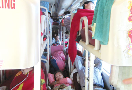 Xe khách giường nằm BKS 65B - 001.93 có dây an toàn nhưng hành khách không ai thắt, trong khi nhà xe vẫn biến lối đi giữa xe thành giường phụ