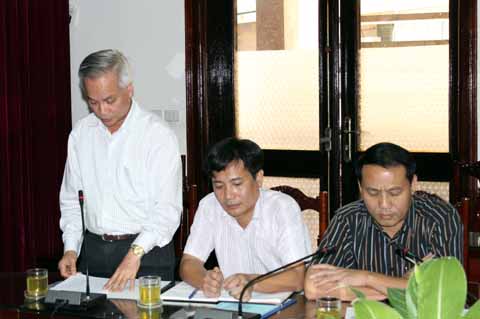 Ông Vũ Xuân Hòa - Tổng giám đốc Ban QLDA Thăng Long báo cáo về tình hình hoạt động của Ban.