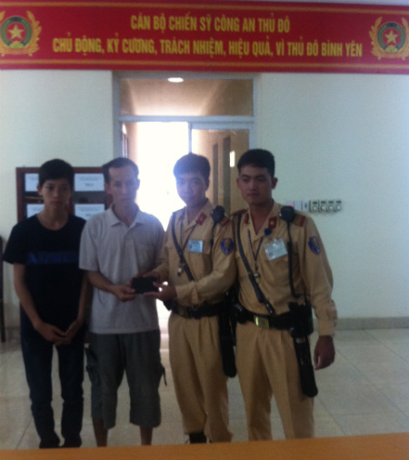 CSGT trao trả giấy tờ cho hai bố con anh Đào Xuân Bằng tại Trụ sở Đội CSGT số 4