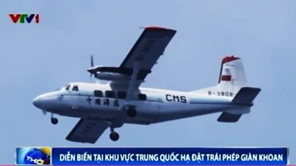 Máy bay mang số hiệu CMS B-3808 đã bay nhiều vòng ở độ cao rất thấp. (Ảnh: VTV Online)