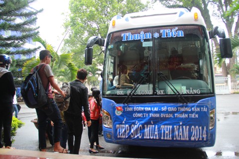 Xe đưa đón các em học sinh đồng bào thiểu số từ Gia Lai đến điểm thi Quy Nhơn.