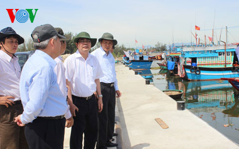 Bộ trưởng Cao Đức Phát kiểm tra cảng cá Tịnh Kỳ, huyện Sơn Tịnh