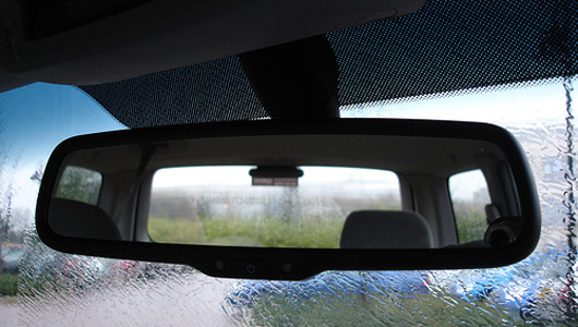 Gương chiếu hậu là thiết bị an toàn không thể thiếu trên xe hơi