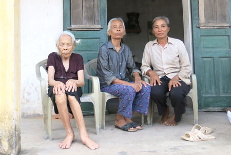 Cựu TNXP Nguyễn Thị Cúc đã hơn 30 năm mù lòa (ngồi giữa) bên mẹ già và em gái