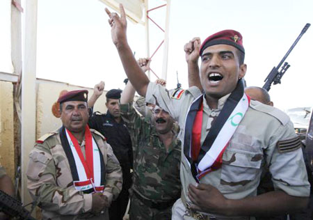 Thiếu tướng Negm Abdullah Ali (trái) - Chỉ huy quân đội khu vực 6 bị phiến quân nổi dậy giết hại