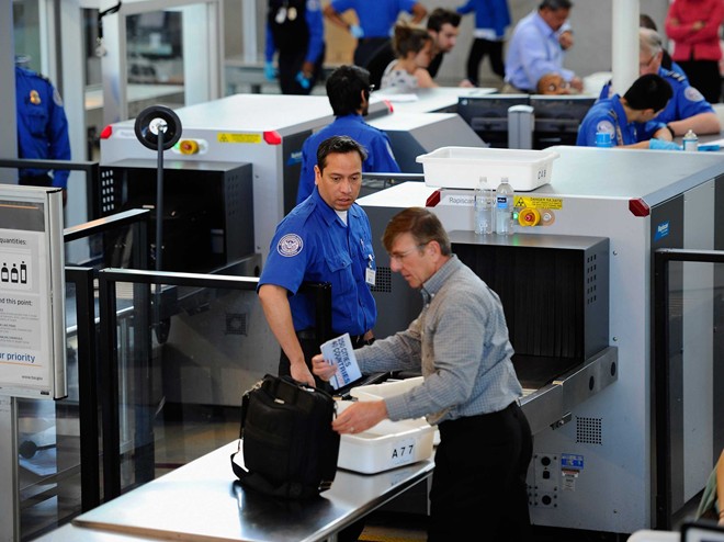 Hoạt động kiểm tra hành lý của hành khách trong sân bay Dallas của Mỹ. Ảnh: Business Insider