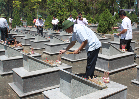 Bộ trưởng Đinh La Thăng thắp hương lên phần mộ các AHLS TNXP