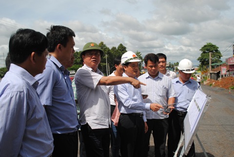 Bộ trưởng Đinh La Thăng kiểm tra hiện trường thi công các dự án mở rộng QL14