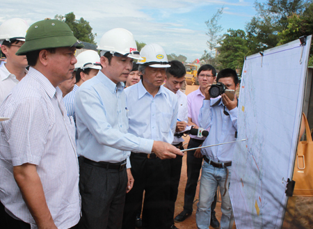 Tổng giám đốc Ban QLDA 4 báo cáo tiến độ thi công Dự án nâng cấp, mở rộng QL 1 đoạn La Sơn - Lăng Cô
