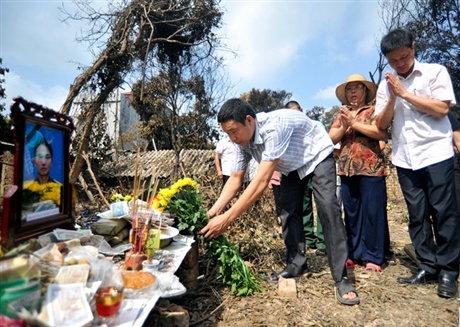 Lặng lẽ ôm di ảnh của con trai, trung úy Nguyễn Văn Hưng, ông Nguyễn Văn Hắc không nói nên lời bởi đã quá đau đớn trước sự mất mát này.