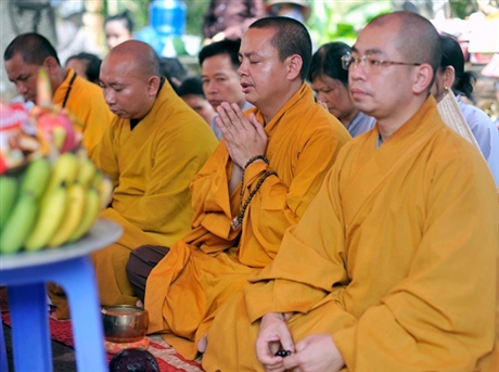 Chủ trì buổi lễ là Đại đức Thích Thanh Phương, trụ trì chùa Sủi (Gia Lâm, Hà Nội). Tất cả cùng cầu nguyện cho linh hồn các chiến sĩ được siêu thoát. Đây cũng là ý nguyện của đơn vị và gia đình một số chiến sĩ.