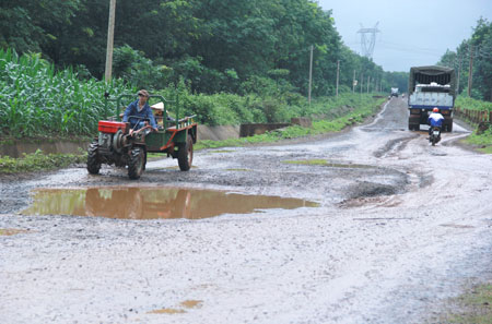 Đoạn Km20-Km21(900) ĐT 8, Đắk Lắk hứng lượng nước “khủng” khi mùa mưa