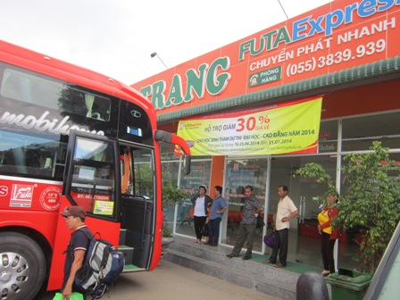 Hành khách mua vé đi xe Phương Trang tại Bến xe Quảng Ngãi