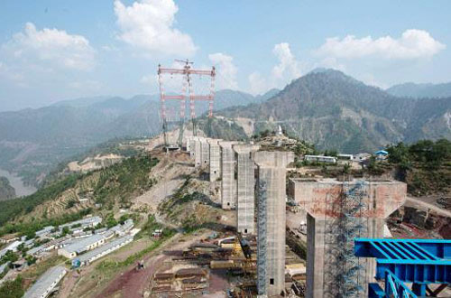Công trình cầu xe lửa trên dãy Himalaya - Ảnh: AFP