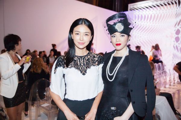 Trước đó Lý Nhã Kỳ đã với Hoa đán Diêu Tinh Đồng, mỹ nhân của phim “12 con giáp” khi trở thành khách mời đặc biệt của thương hiệu Zuhair Murad trong tuần lễ thời trang haute couture Paris 2014-2015.