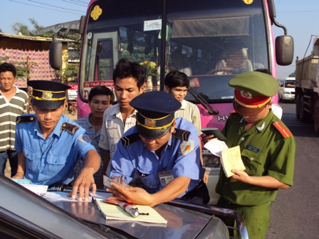 Thanh tra Sở GTVT Quảng Ngãi phối hợp với Công an tỉnh kiểm tra, xử lý xe khách vi phạm