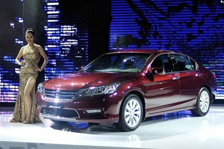 Doanh số bán Honda Accord chưa bao giờ bằng số lẻ của đối thủ Toyota Camry 