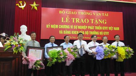 Bộ trưởng Đinh La Thăng trao tặng Kỉ niệm chương 