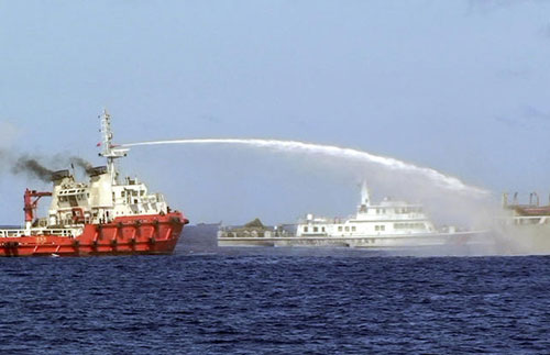 Tàu Trung Quốc tấn công tàu Việt Nam bằng vòi rồng. Ảnh: AP