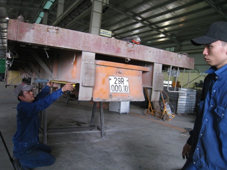 Một chiếc sơmi rơ moóc được cải tại để nâng sức chở từ 27 lên 32 tấn (chụp ngày 12/7 tại Công ty TNHH ô tô chuyên dụng Hiệp Hòa, KCN Phố Nối, Hưng Yên)