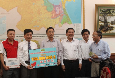 Phó chủ tịch UBND TP Đà Nẵng Phùng Tấn Viết nhận quà hỗ trợ cho ngư dân Đà Nẵng