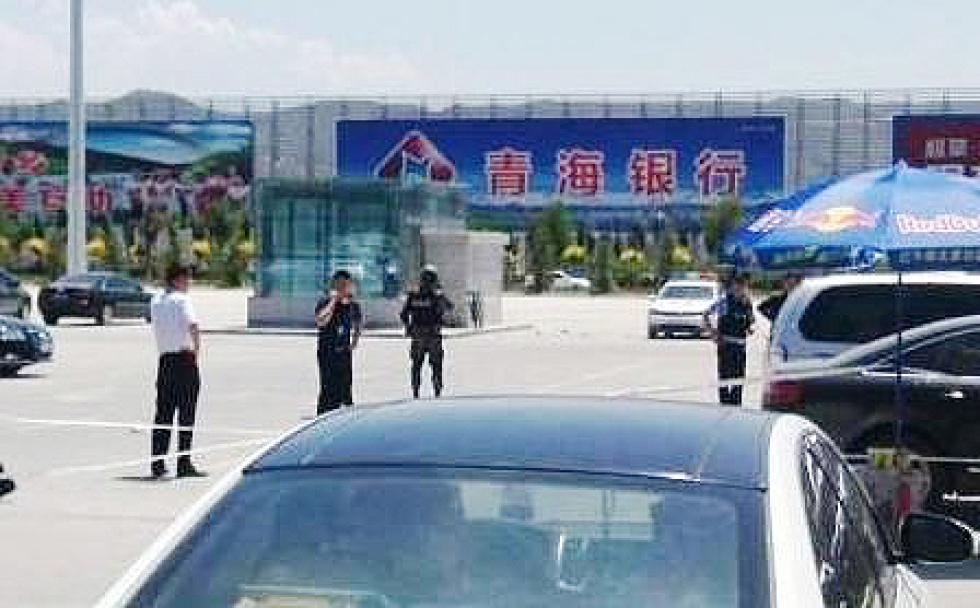 Cảnh sát phong tỏa sân bay bị đánh bom