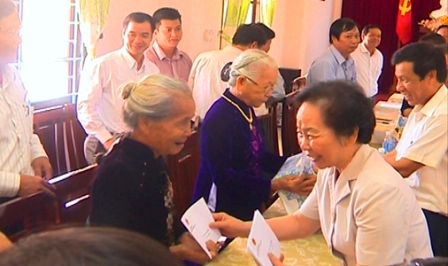 Phó chủ tịch Nguyễn Thị Doan thăm và gia đình thương binh liệt sí, các Bà mẹ Việt Nam Anh hùng tại tỉnh Thừa Thiên Huế
