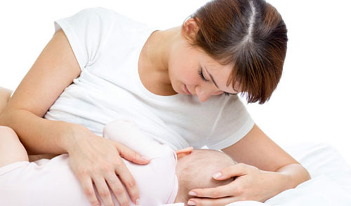 Các chuyên gia khuyến cáo, trẻ nên được bú mẹ hoàn toàn trong 6 tháng đầu - ảnh Minh họa