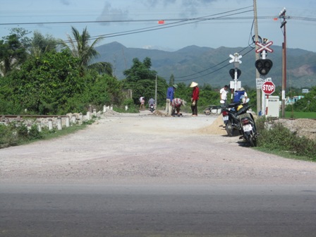 Sửa chữa đường ngang giao cắt với đường sắt trên địa bàn huyện Tuy Phước